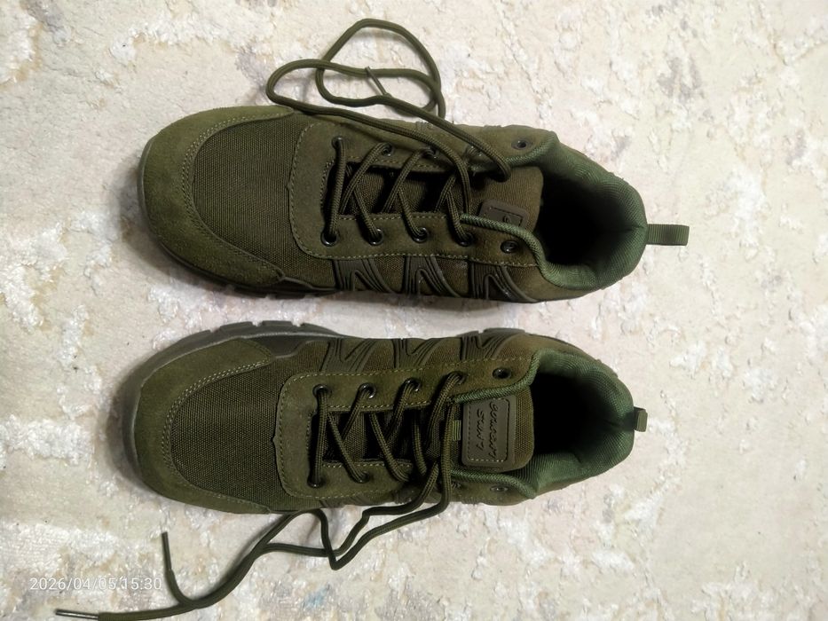 Кроссовки цвета хаки