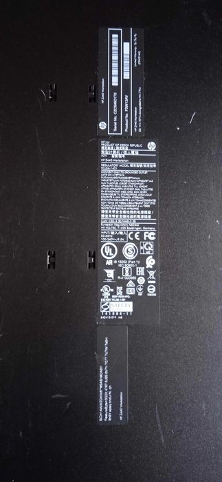 Два маркови настолни компютъра и принтер