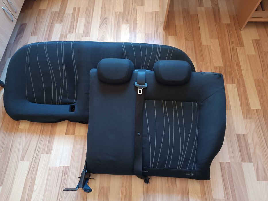 Vând scaun dreapta față și bancheta din spate în stare bună.