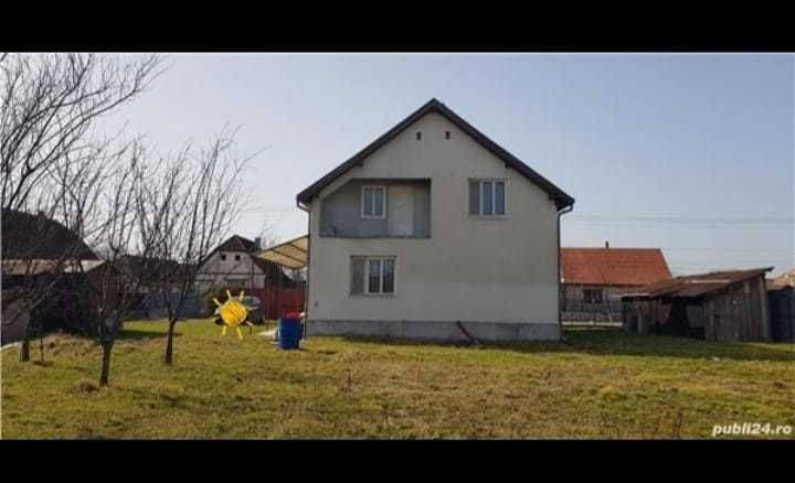 Vand casa cu etaj