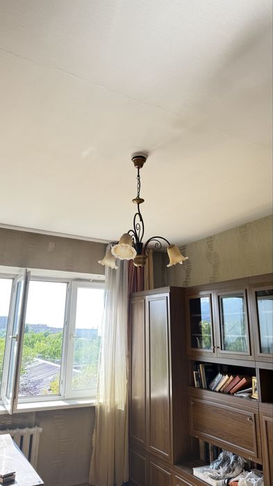 Мебель, двери, книги, люстры