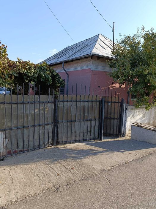 Casa cu curte. Canalizare si baie