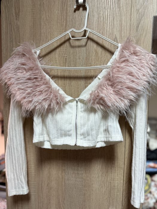 Бяла къса жилетка/ блуза с розов пух ефектна топ
