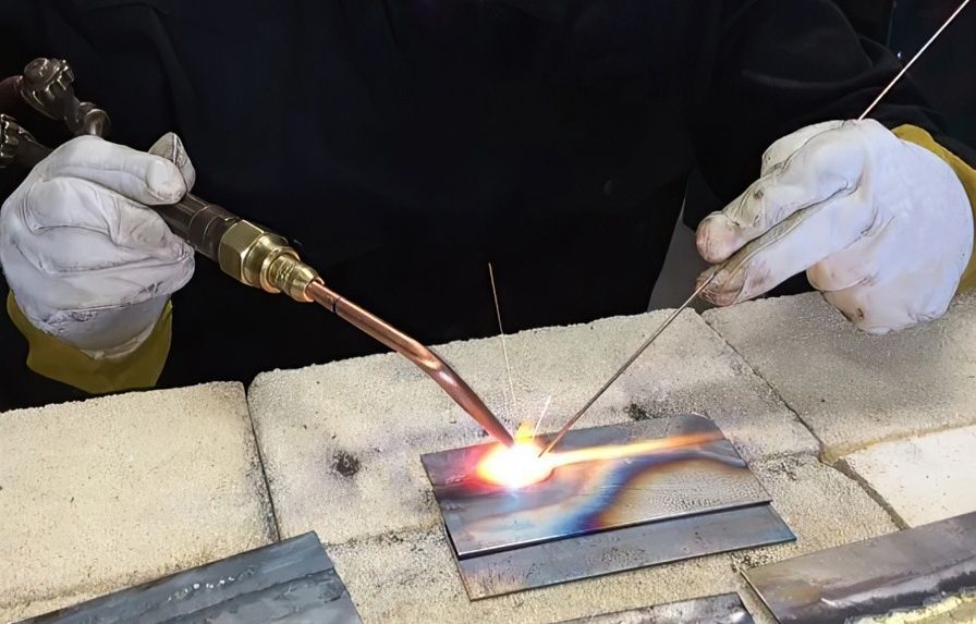 Сварщик газ сварка хизмати электро сварка ишларини киламиз.