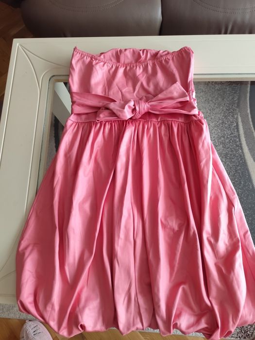 Розова сатенена рокля