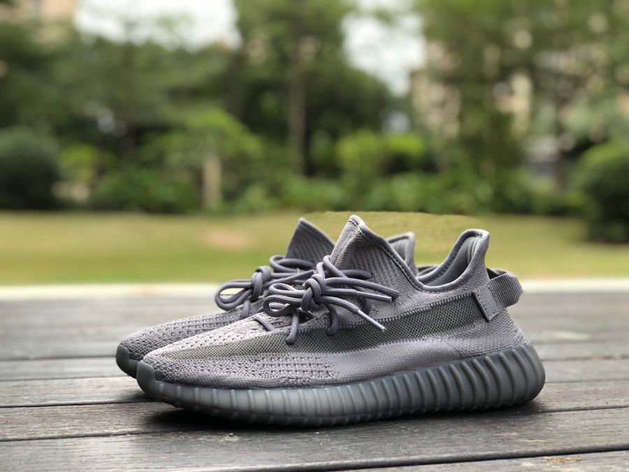 yeezy 350 gri cu alb