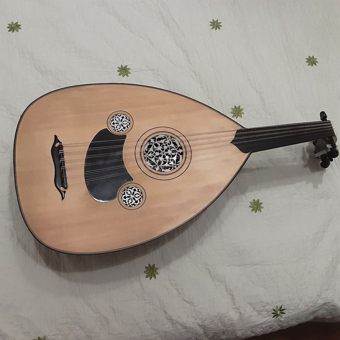 Oud ручной работы.
