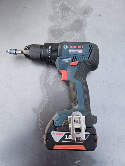 Vand masina de gaurit bosch gsb 18v ca noua.brushless cu percutie si  2 acumulatori de 5ah