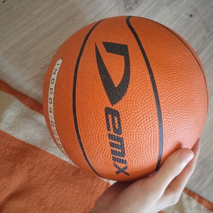 Продам баскетбольный мяч воздух держит