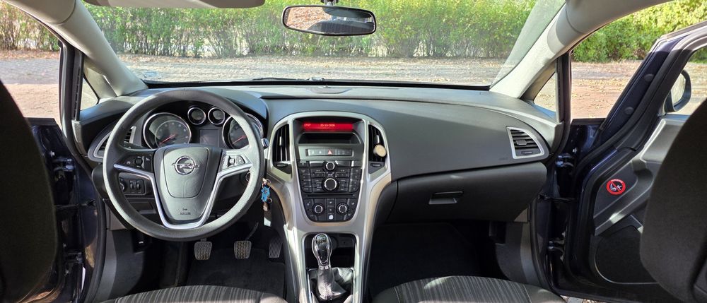 Opel Astra J вградена стойка за велосипеди
