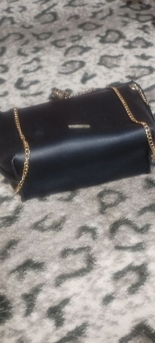 Geantă Bershka neagră – mică, elegantă