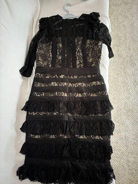 Rochie eleganta negra din dantela cu volane .