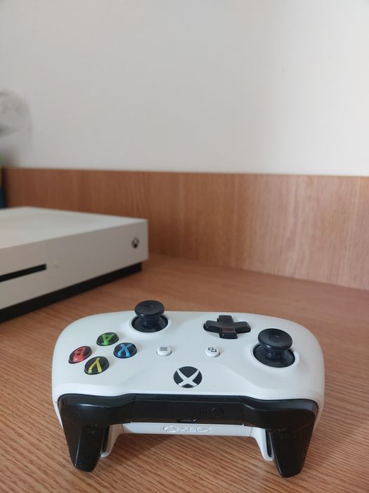 Vând Xbox One S de 1T