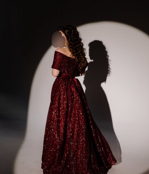 Бордовое блестящее вечернее платье