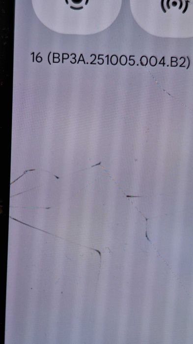 Smart phone Google Pixel 7a cu display crăpat