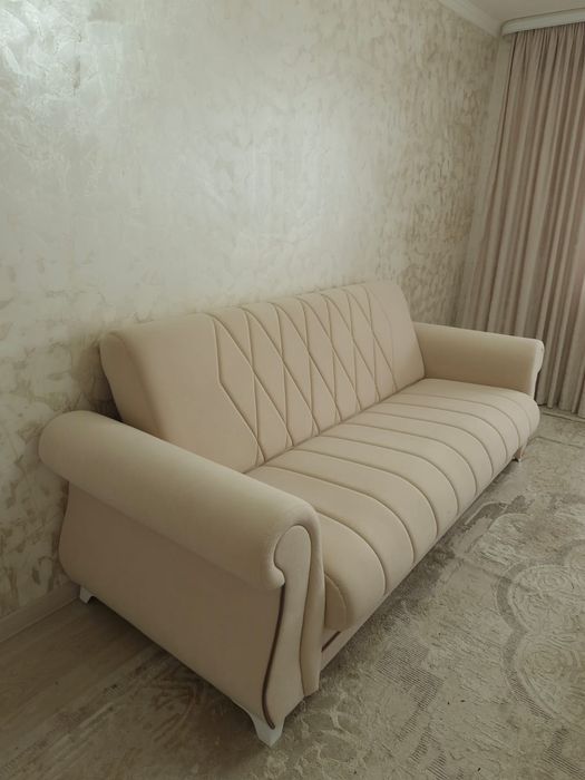 Диван светлого цвета