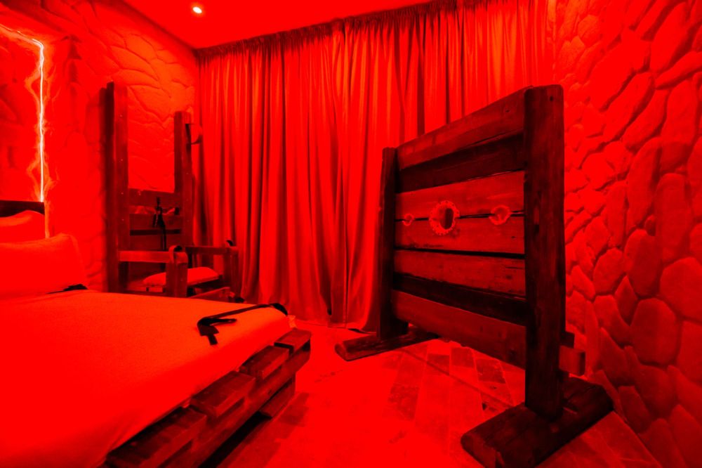 DISCRET-RED ROOM-Regim hotelier-BDSM-Apartament Jacuzzi