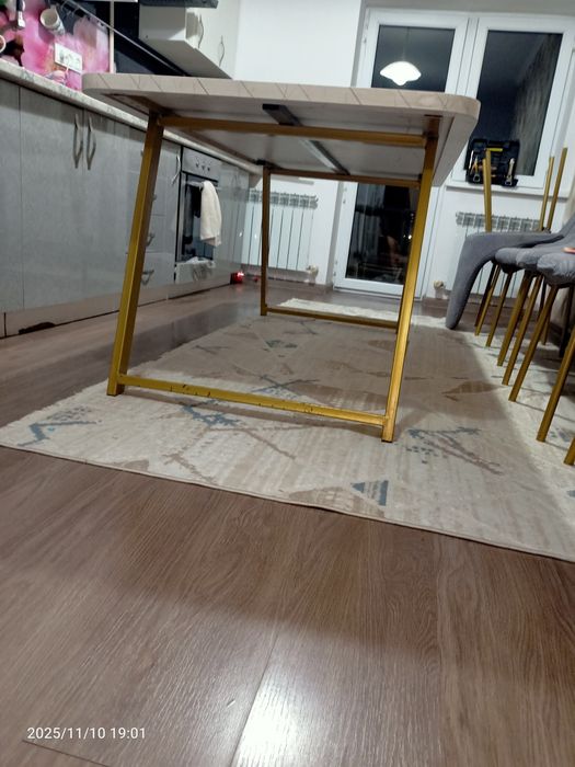 Продам кухонный стол, без стульев