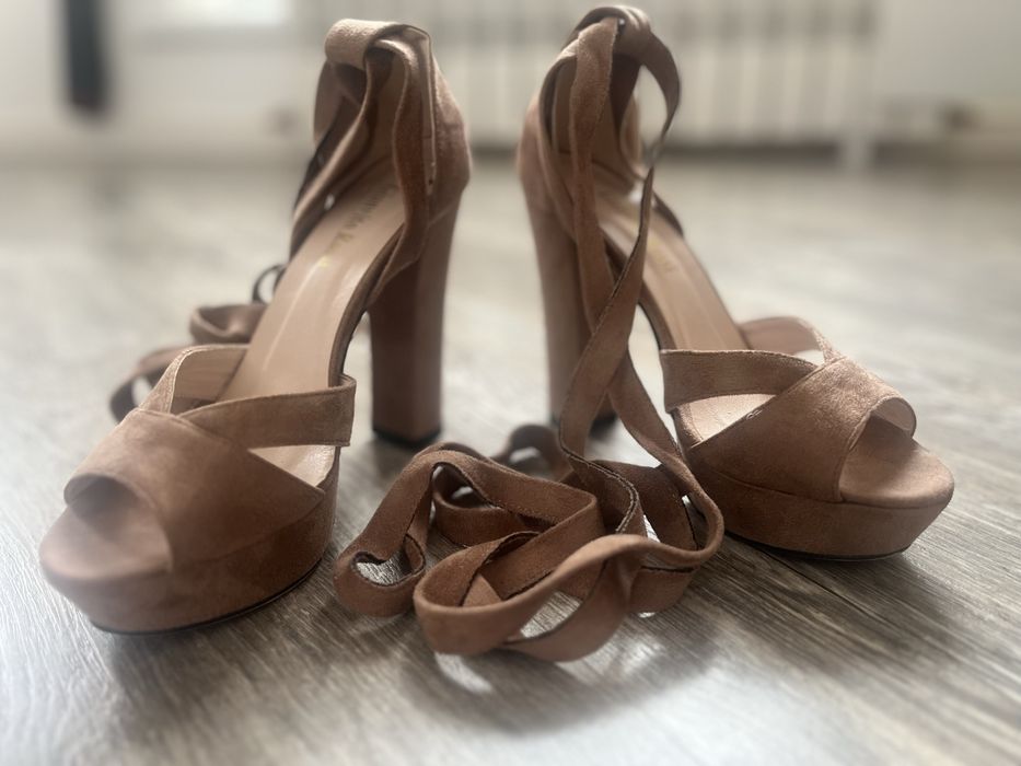 Босоножки замшевые