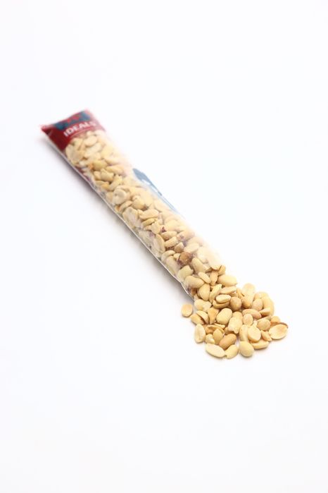 Орехи, снековая продукция в ассортименте. Сухофрукты.