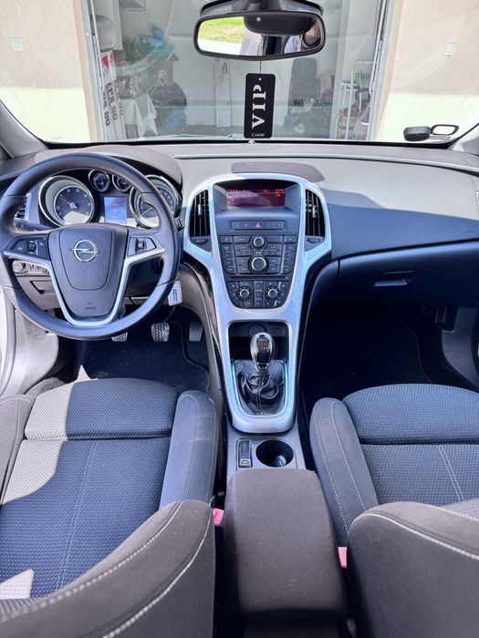 Opel Astra Tourer 2011