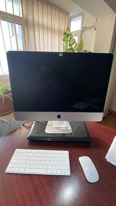 iMac 21.5” Late 2015 – stare foarte bună – funcționează perfect