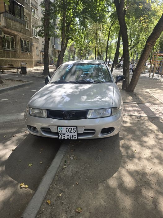 Митсубиси каризма 1.6 очень окономичный