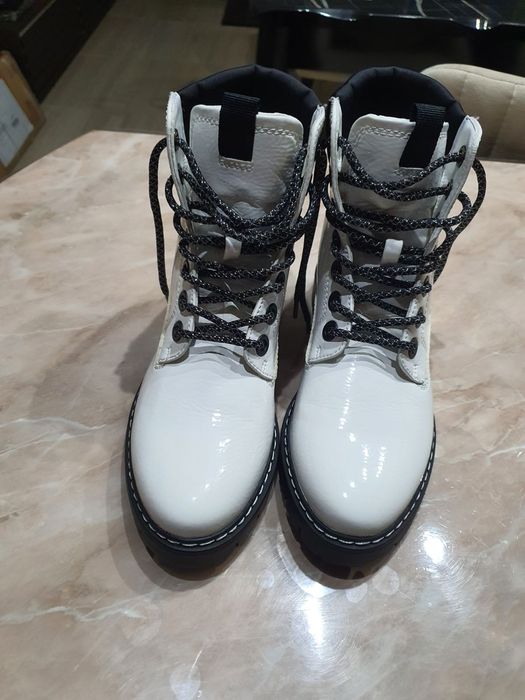 Лачени боти, бял цвят