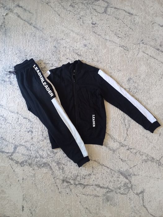 Продаётся спортивный костюм на мальчика 10-12, лет, цена 2500тг