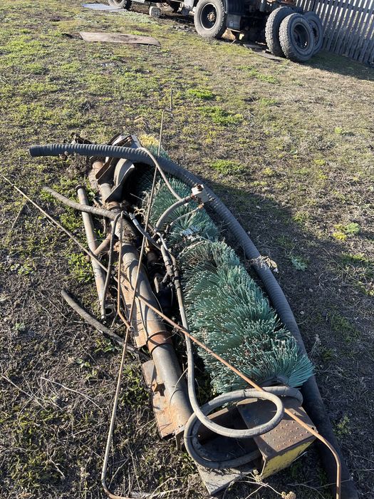 Продам дорожную щетку