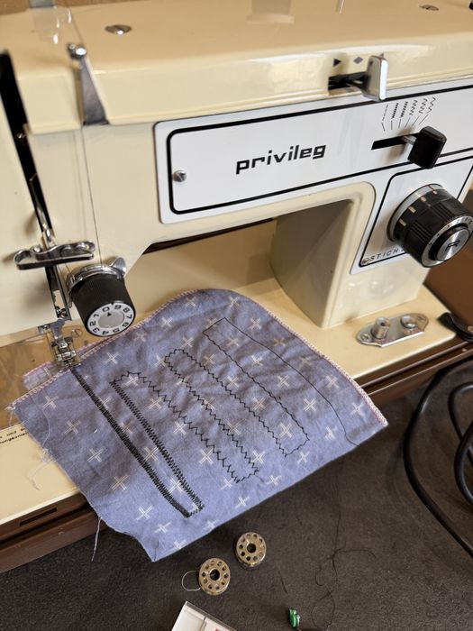 Masina de cusut festonat si butoniere Privileg din metal