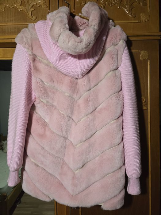 Haină chichila, cu piele și tricot la mâneci și glugă