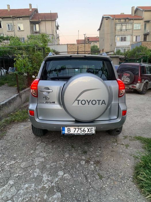 Продавам Тойота Рав 4
