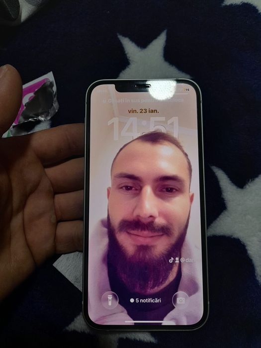 iphone 12 în stare foarte bună