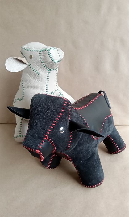 Кожаные интерьерные фигуры.