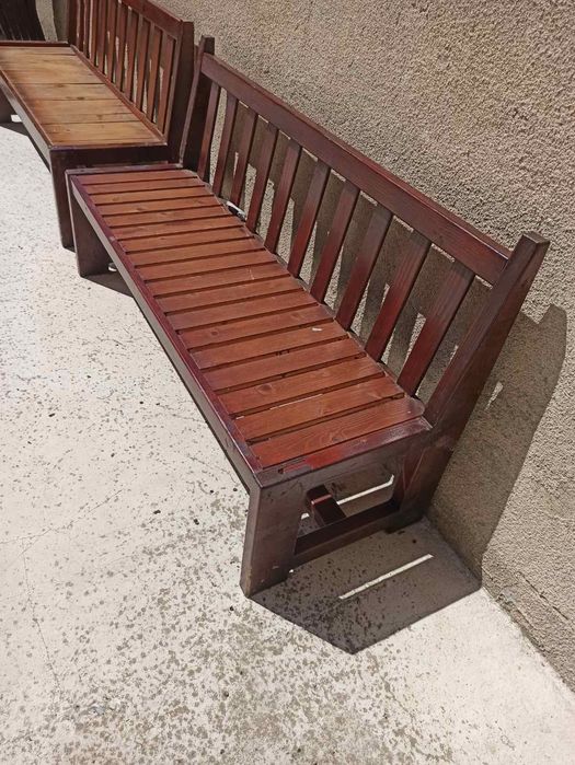 Дървени пейки и възглавници