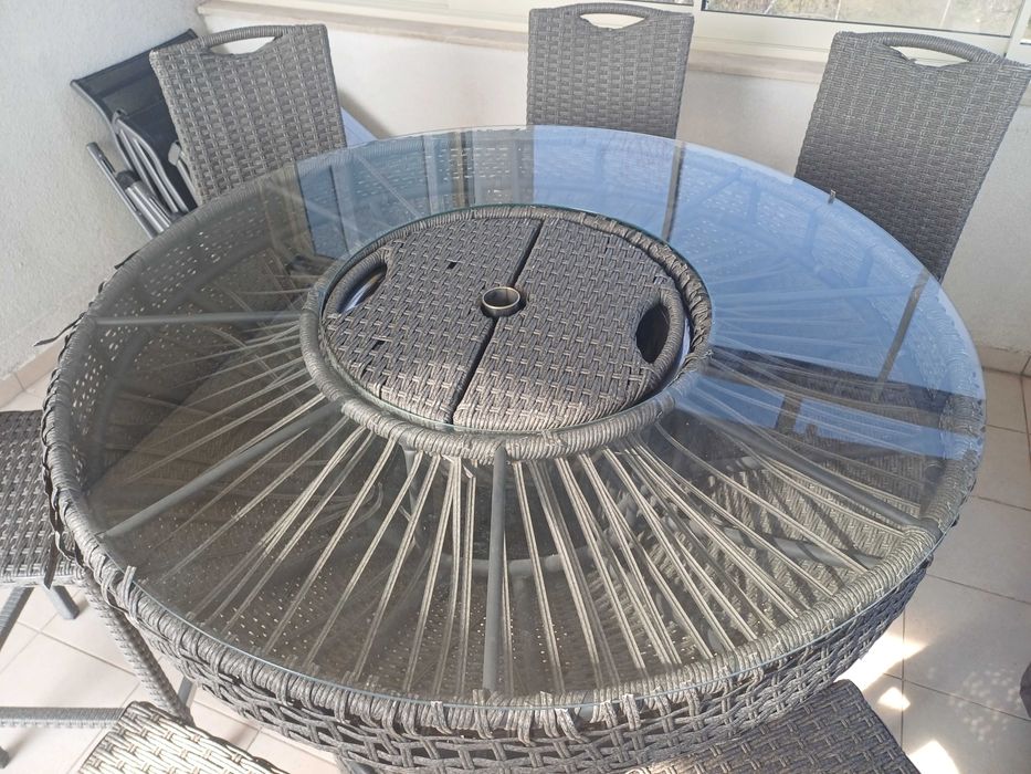 Продавам градински сет от маса и 6 бар стола от естествен ратан