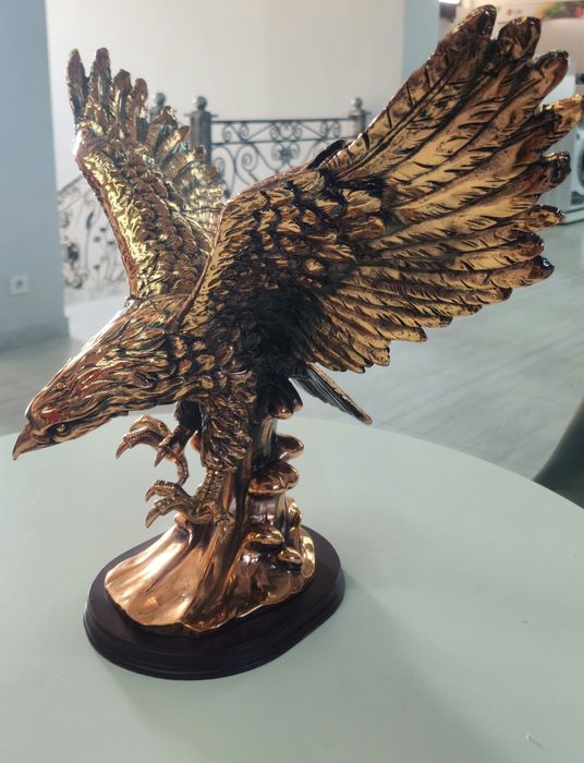 Statuetka burgut sotiladi