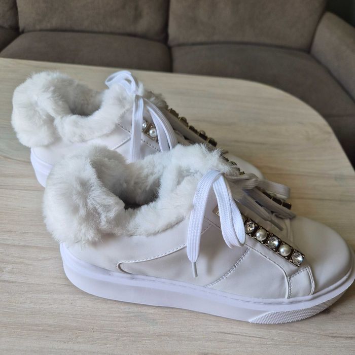Дамски зимни маратонки с пухчета "Guess"