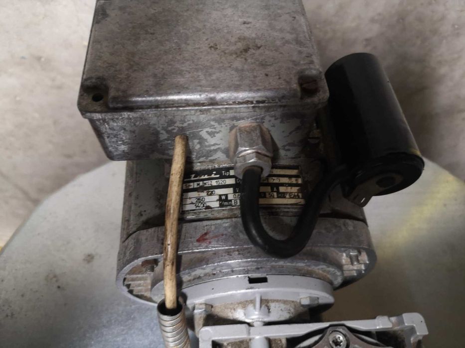 Пчеларска машина за инвентиран сироп