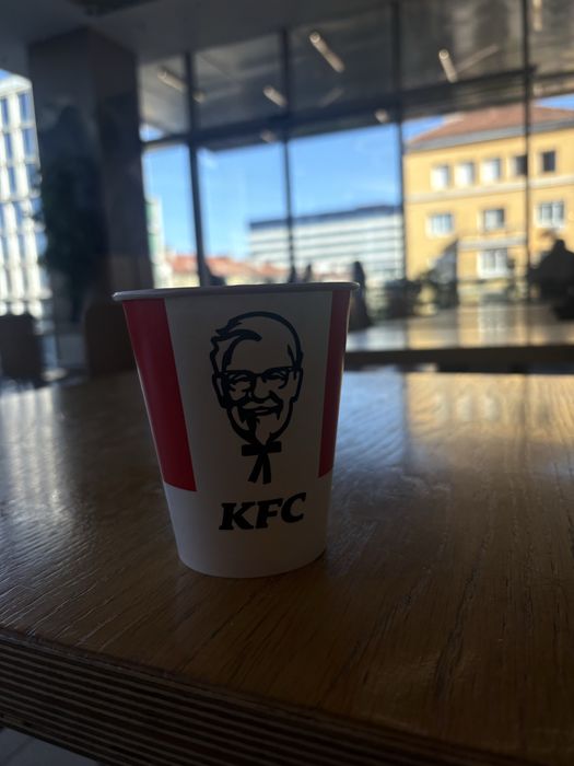 Комплект ресторантска посуда от векосокласния ресторант KFC