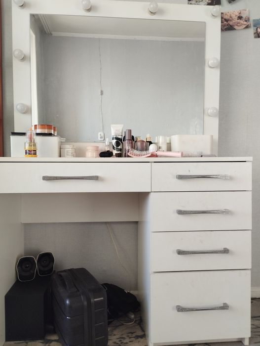 Продам туалетный столик