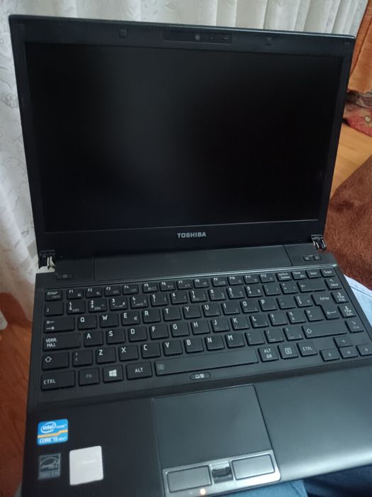 Vând laptop toshiba satellite