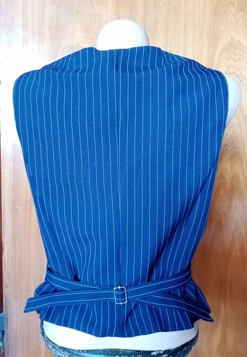 Дамски костюм с дълъг блейзър, елек и панталон