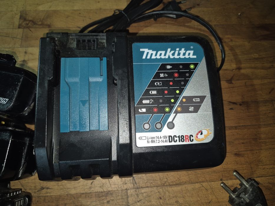 Acumulator baterie MAKITA 18v 3 4  5 ah si Incarcator MAKITA DC 18