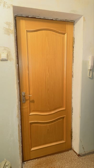 Продам деревянную дверь