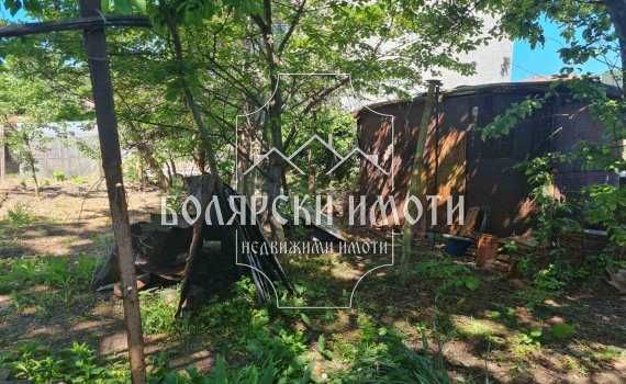 Къща с двор в Центъра на Дебелец