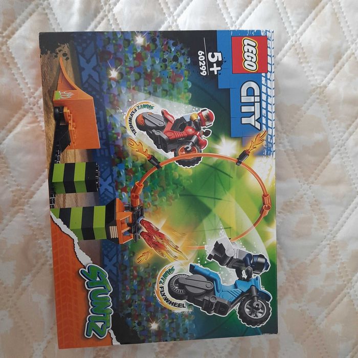 LEGO City Stunt 60299 - Каскадьорско състезание