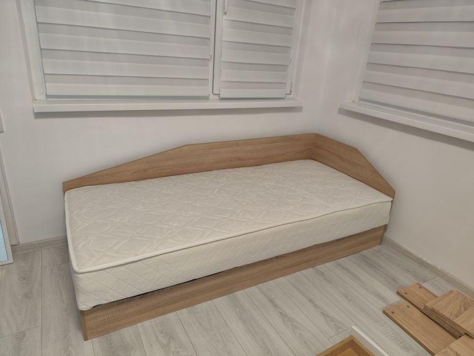 Легло с еднолицев матрак