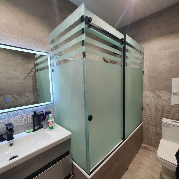 Перегородки из стекла на ванну любых форм и размеров